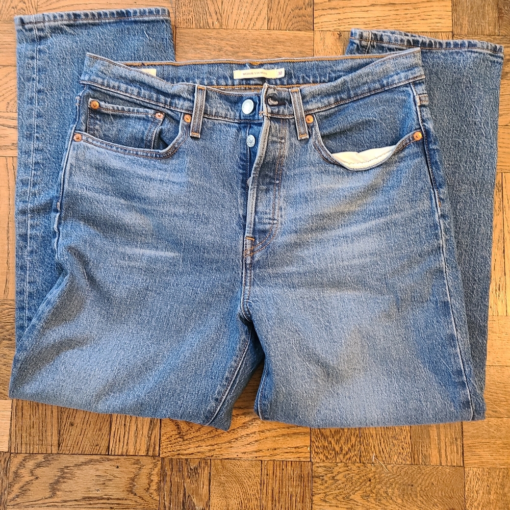 Levi's Wedgie Straight Button close fly size 30 medium wash